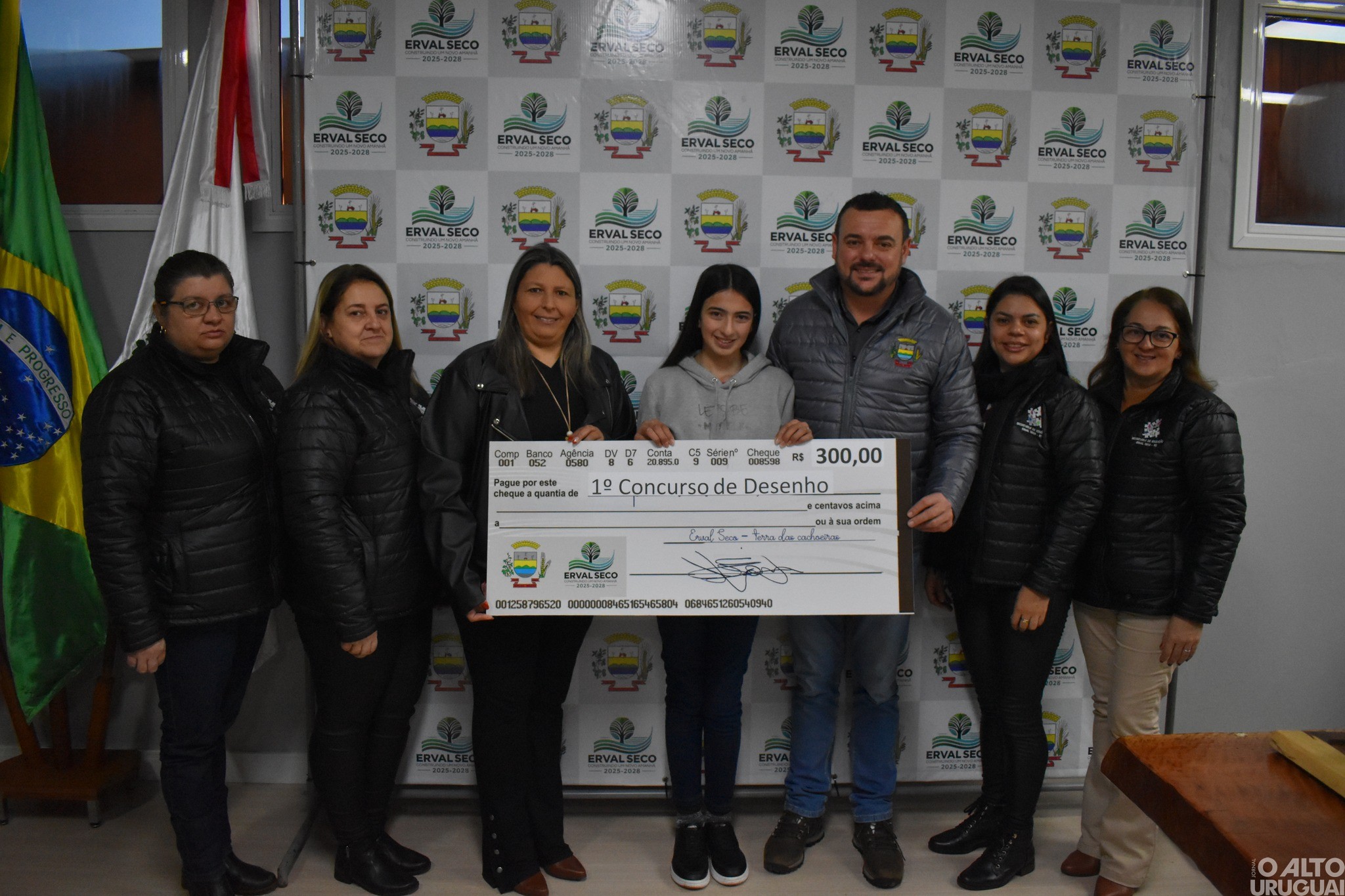 Prefeitura de Erval Seco entrega vales-compras a alunos vencedores de concurso de desenhos