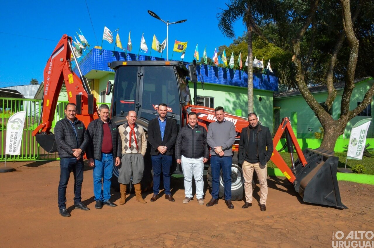 Cigres recebe retroescavadeira adquirida com apoio da Sicredi