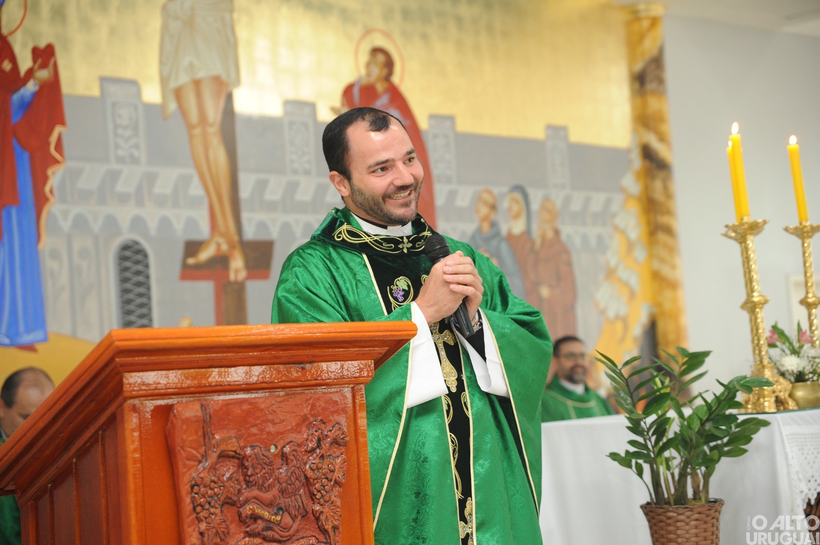 Fiéis participam da primeira missa de Gustavo Balestrin em FW