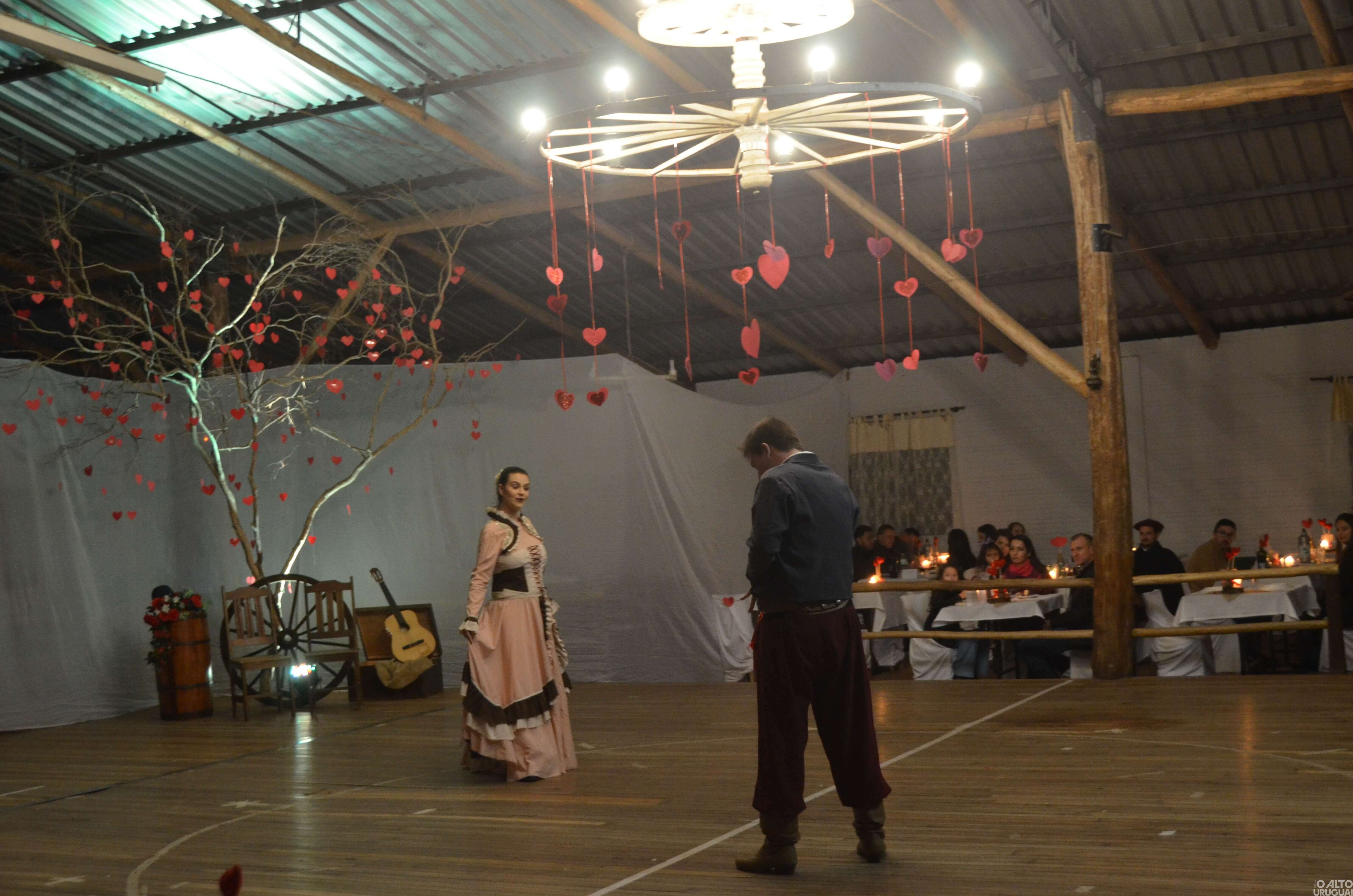 Noite do Galanteio reúne casais no CTG Rodeio da Querência