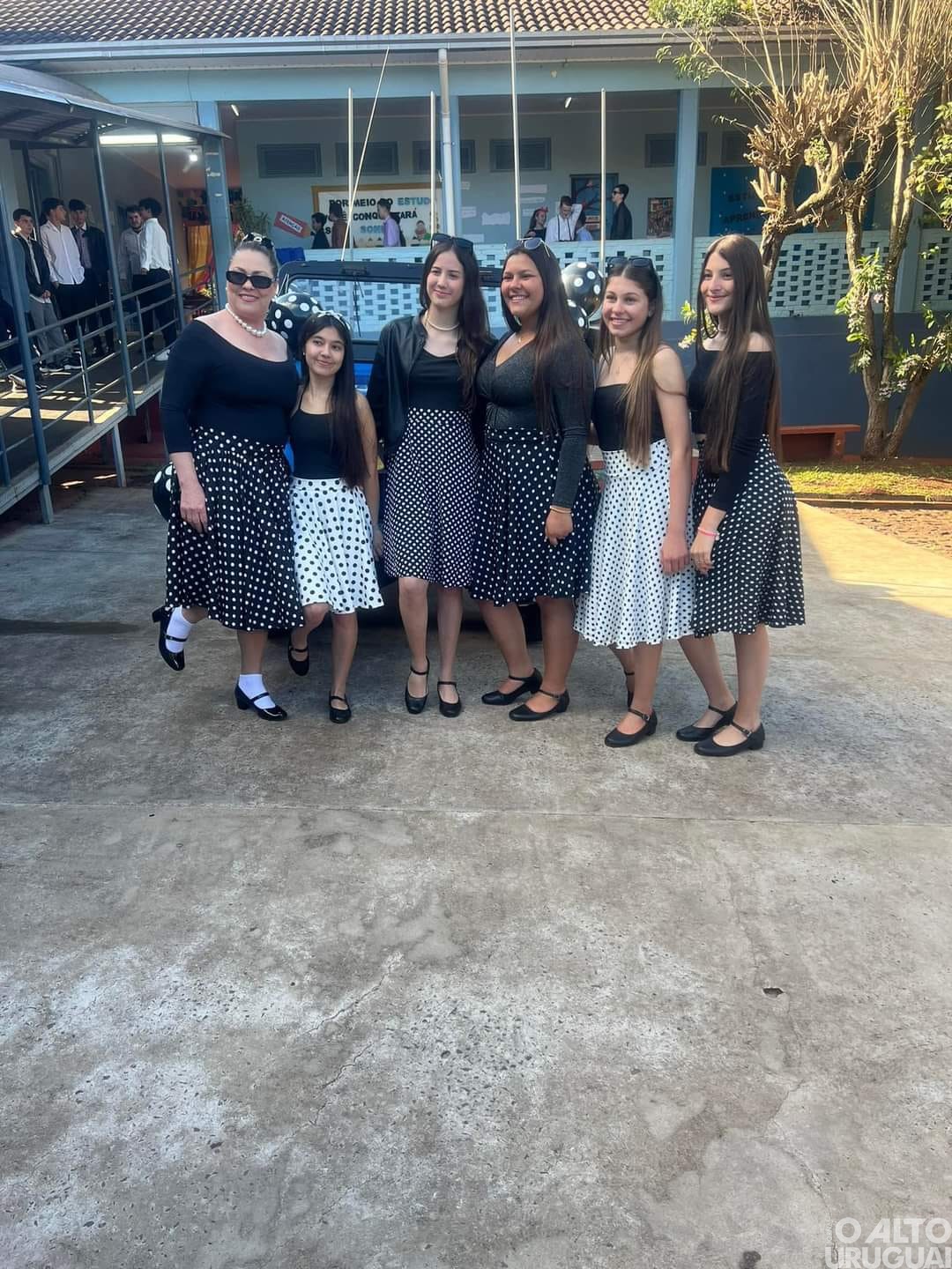 Escola 14 de Maio realiza 1ª Festa dos Anos 60 em Vicente Dutra