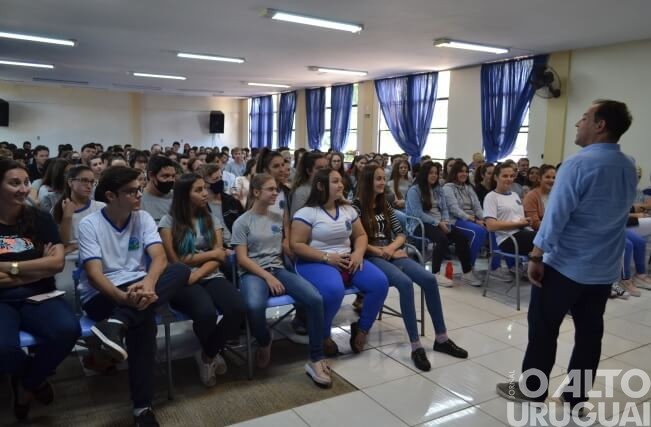 Palmitinho: escola leva médico para falar sobre o tabagismo