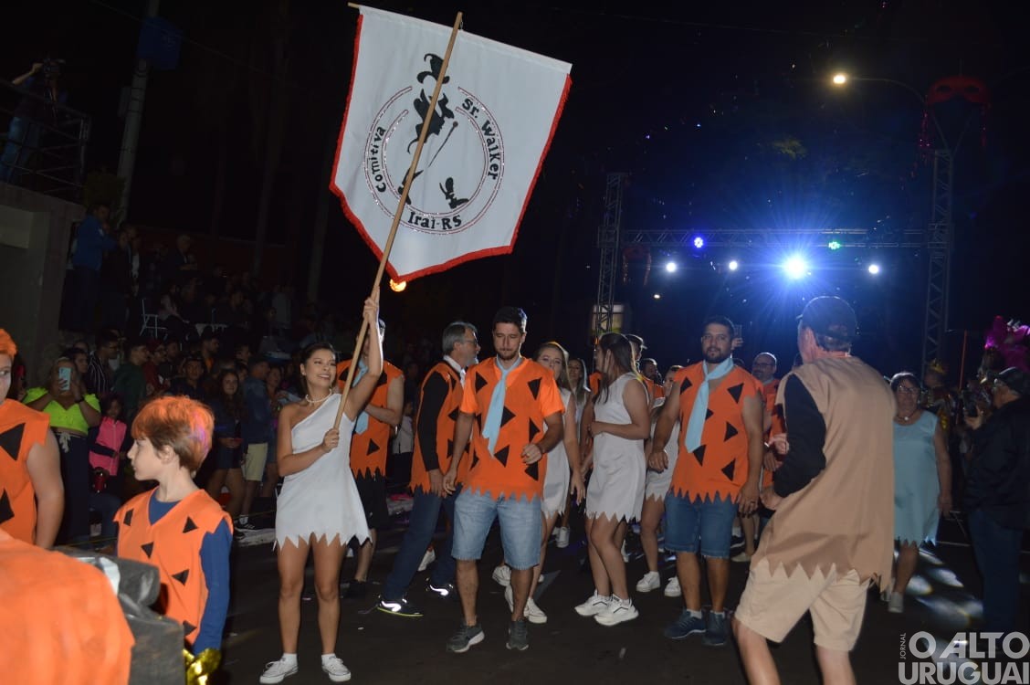 Desfile de rua do Carnaval Regional de Iraí reúne grande público