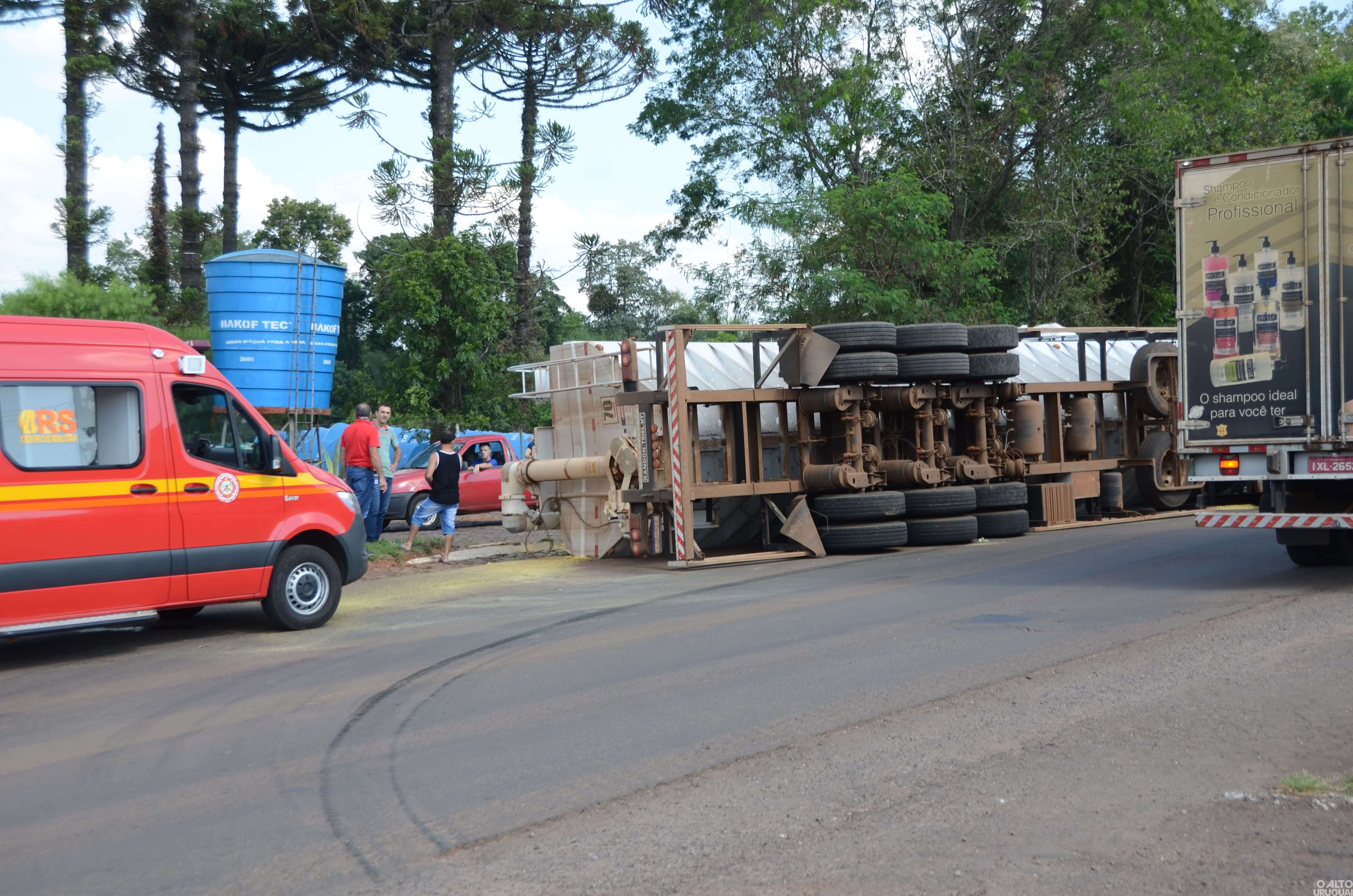 Caminhão carregado tomba na BR-386, em FW