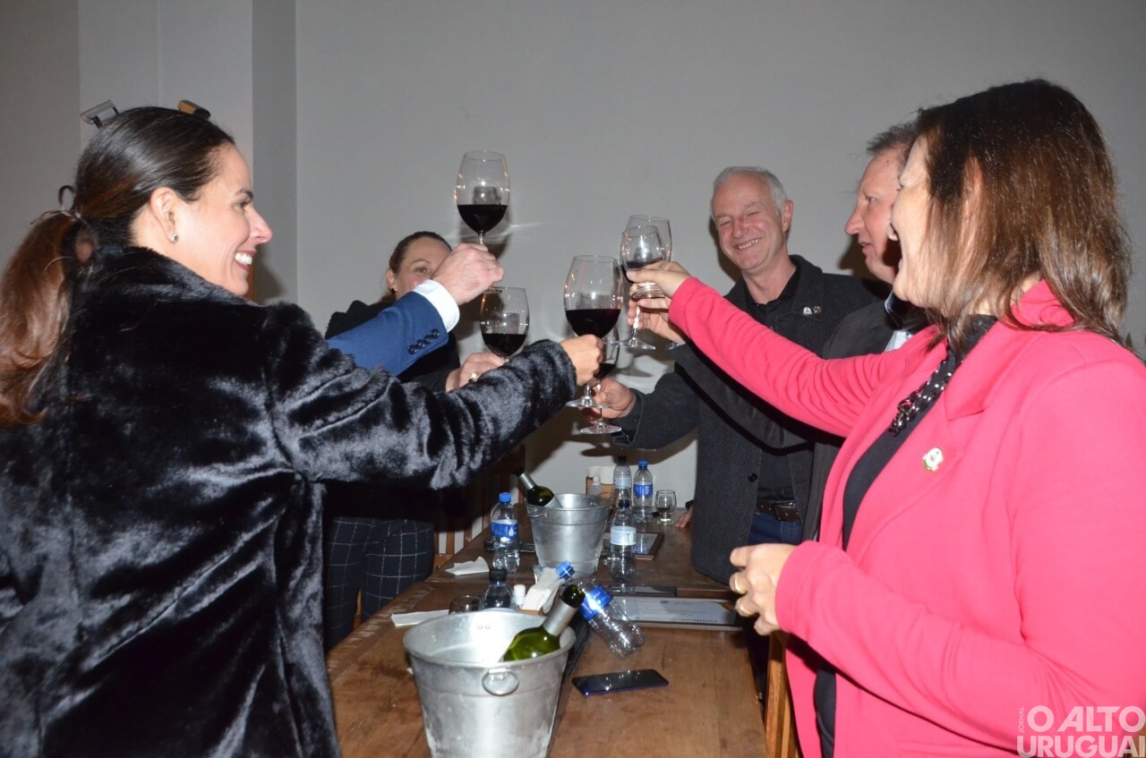 Rotary Club FW Barril e Interact empossam novas diretorias