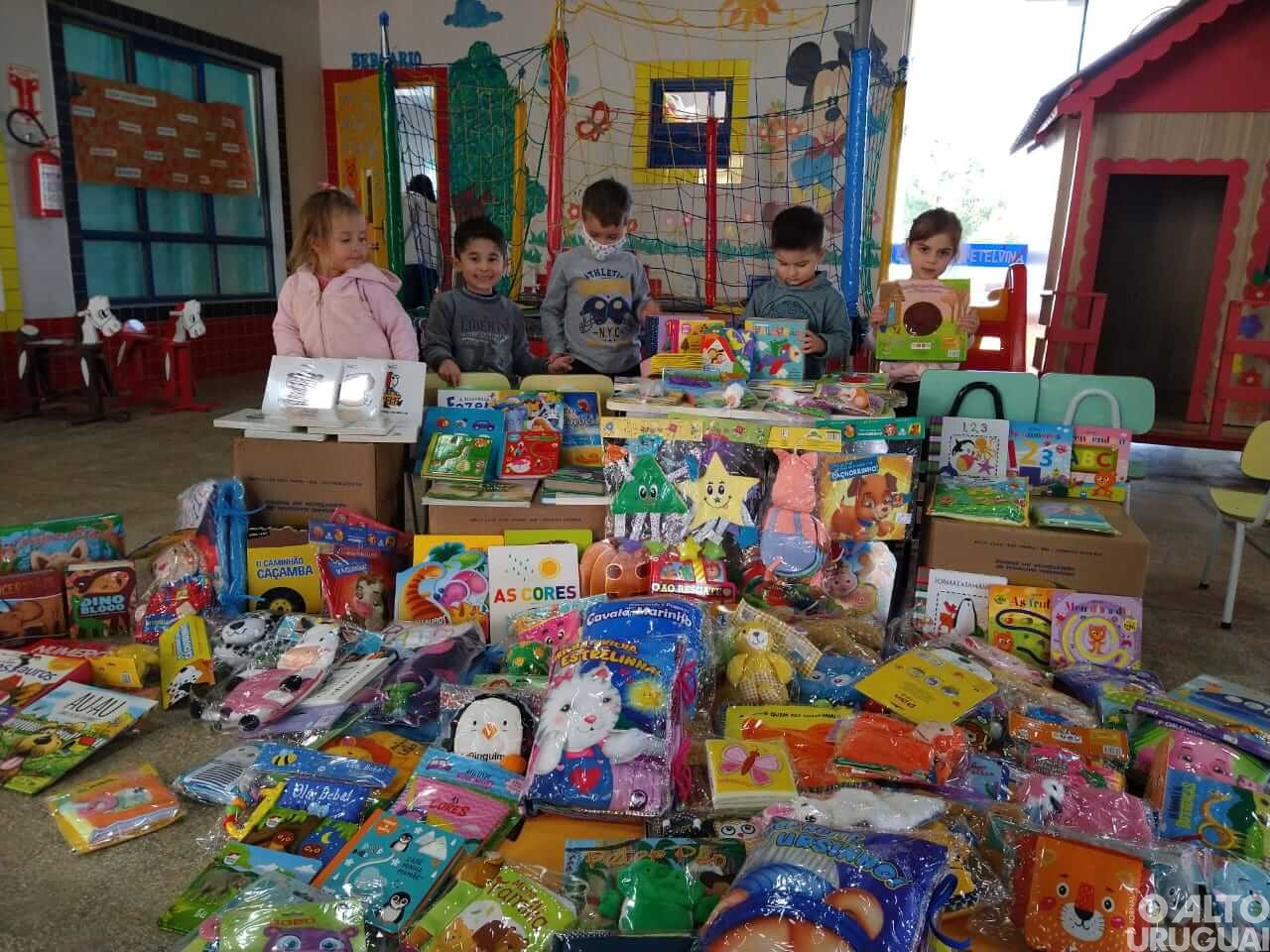 Escolas municipais de Vista Alegre recebem bibliotecas