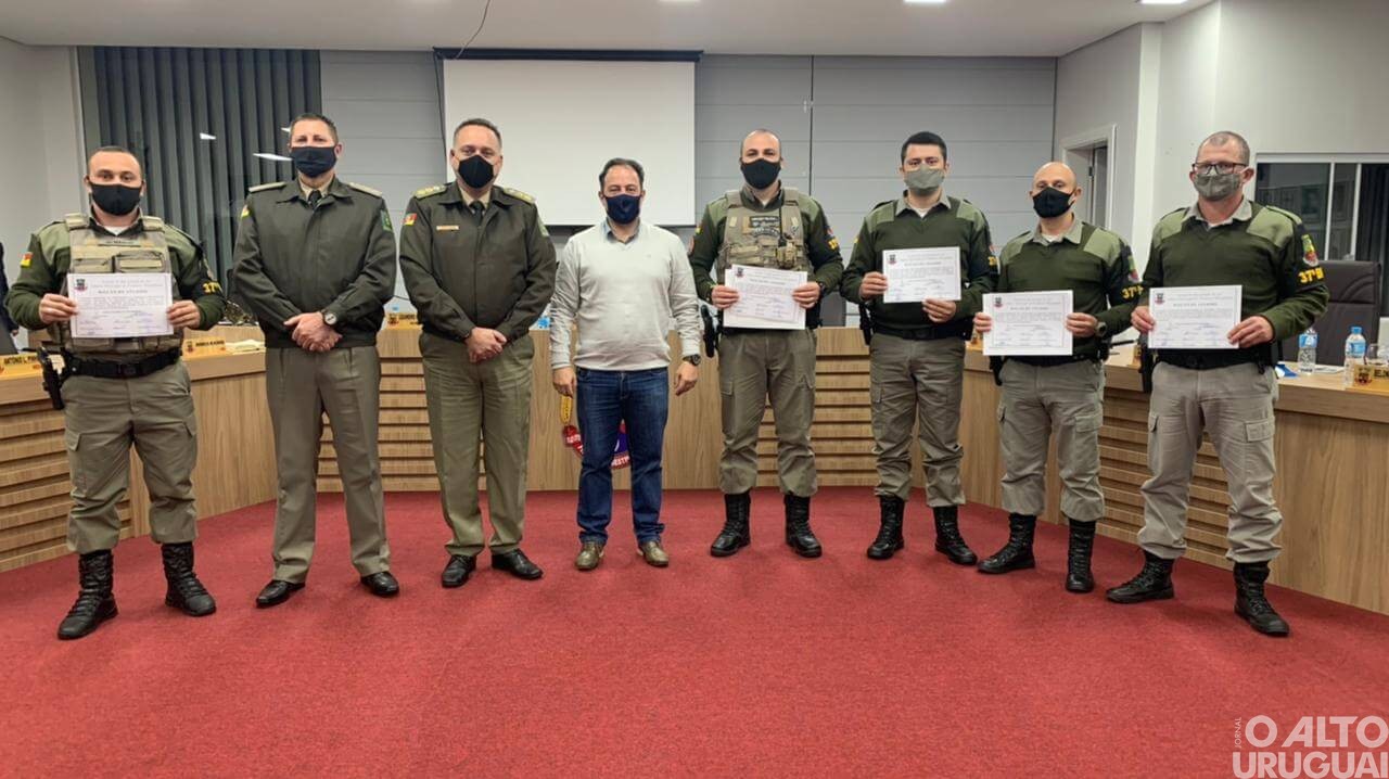 Policiais militares recebem moção de aplauso na Câmara de FW