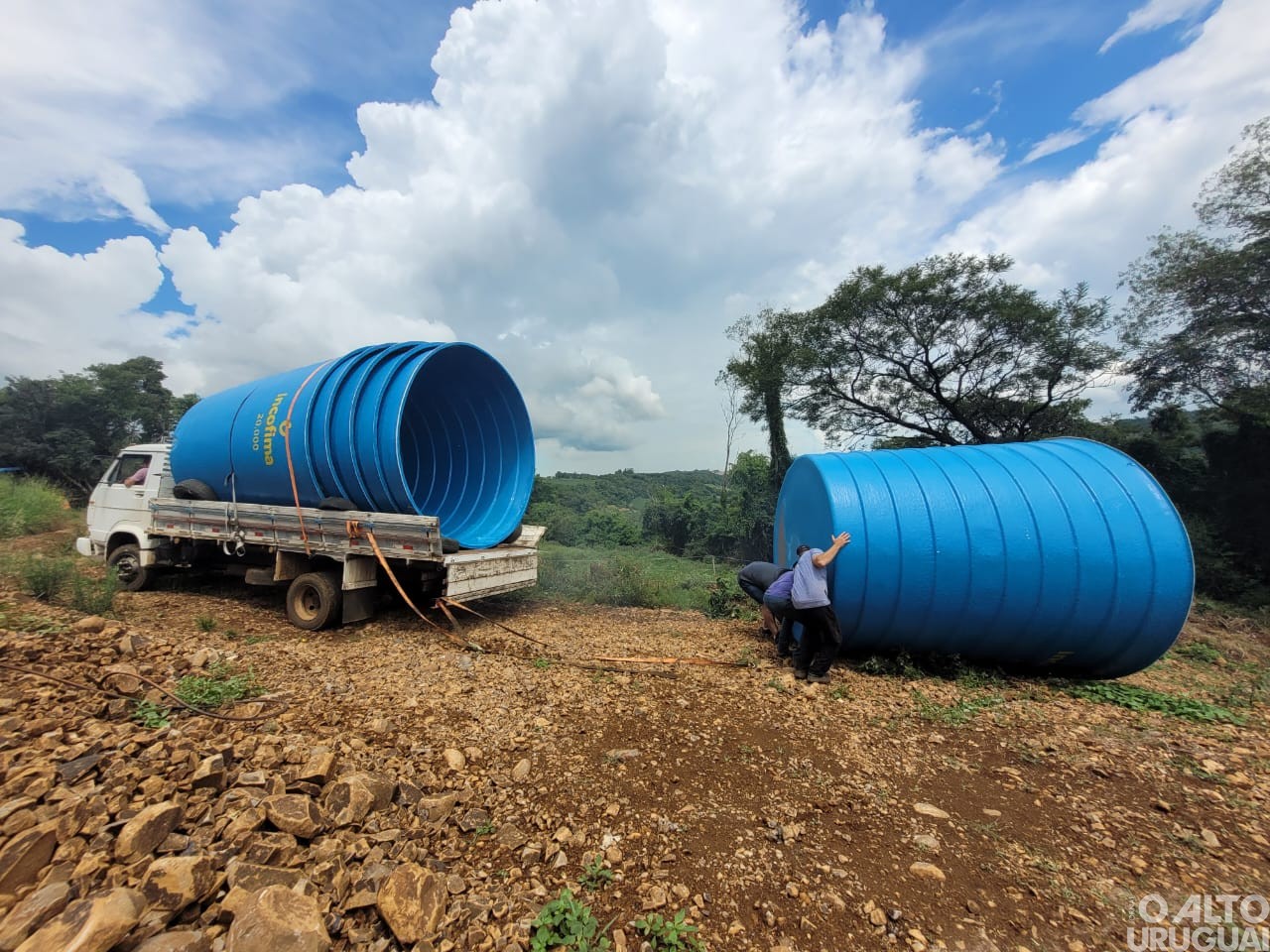 Entrega de caixas d'água beneficia produtores rurais em Caiçara