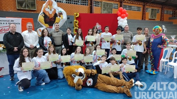 Brigada Militar forma 48 alunos no Proerd em Pinhal