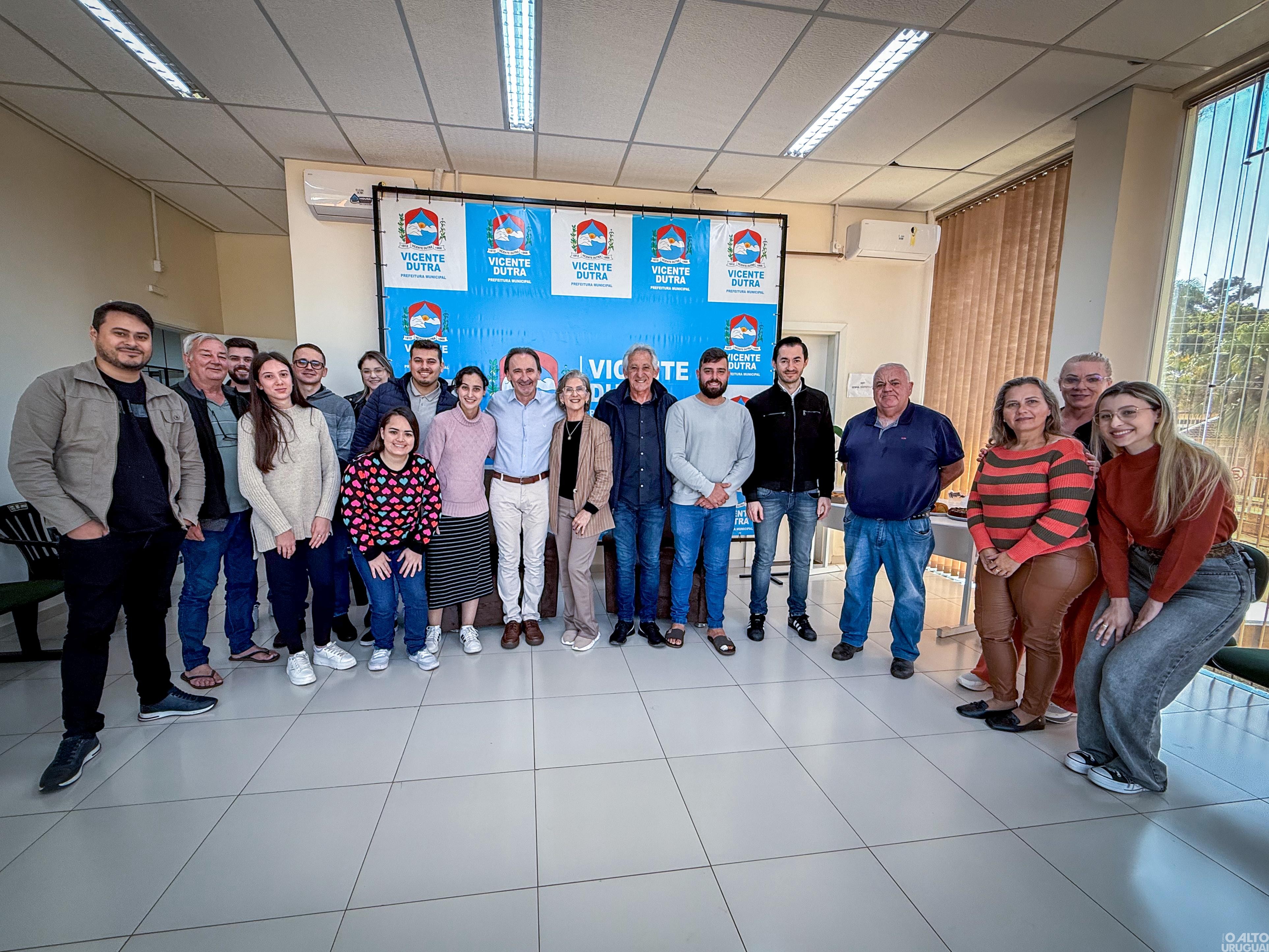 Secretário Costella e diretor do Daer visitam Vicente Dutra