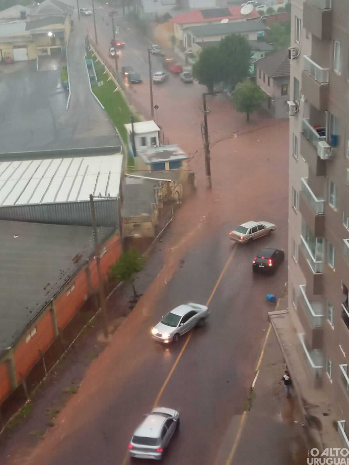 Fortes chuvas causam transtornos e alagamentos em FW