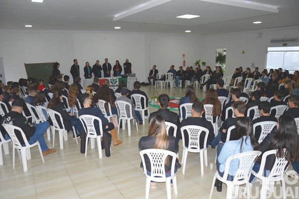 Mais de 150 jovens da região participam de fórum no STR-FW