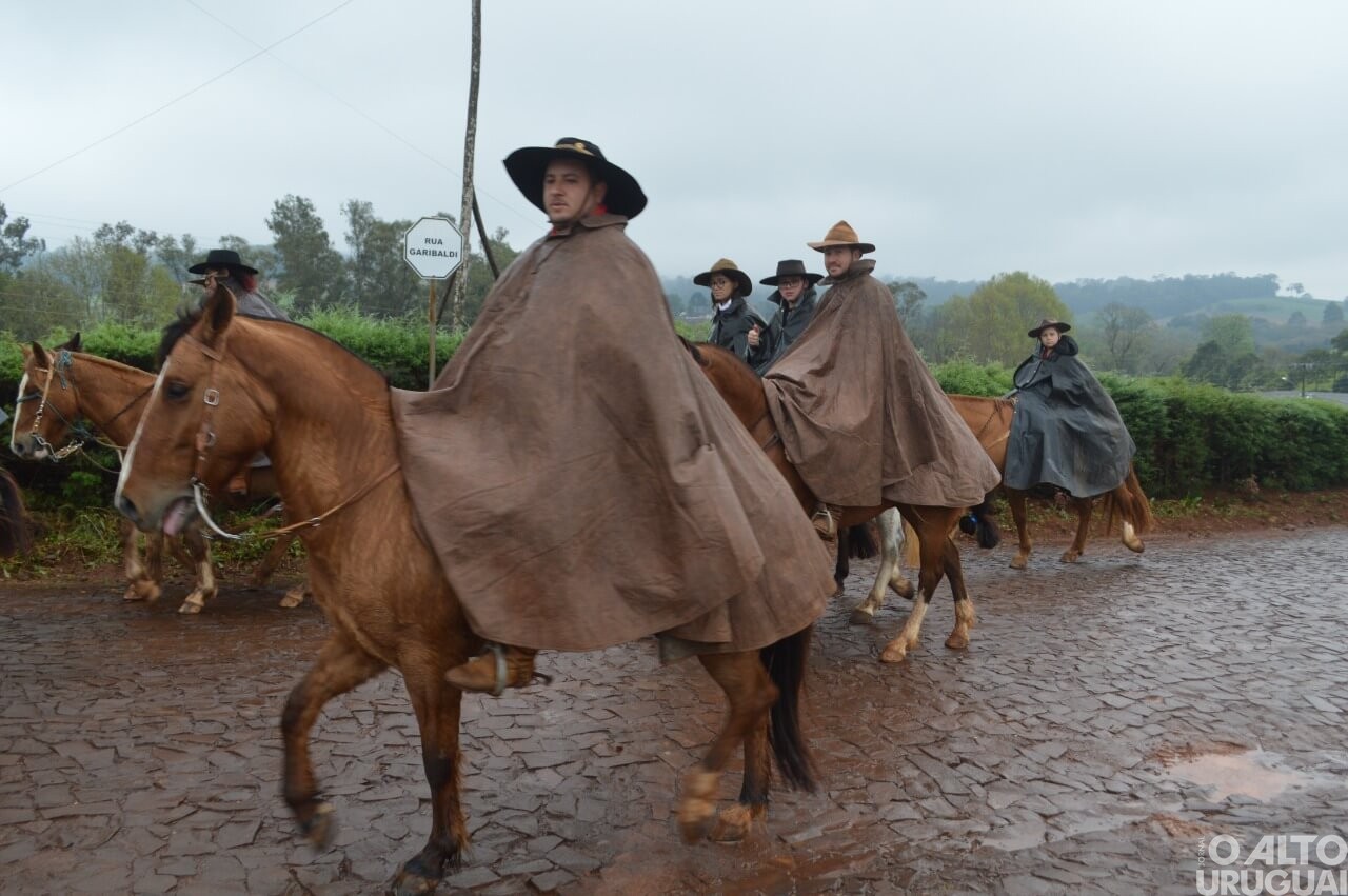Iraí a Erval Seco: cavalarianos do 30º Bate-Casco passam por FW