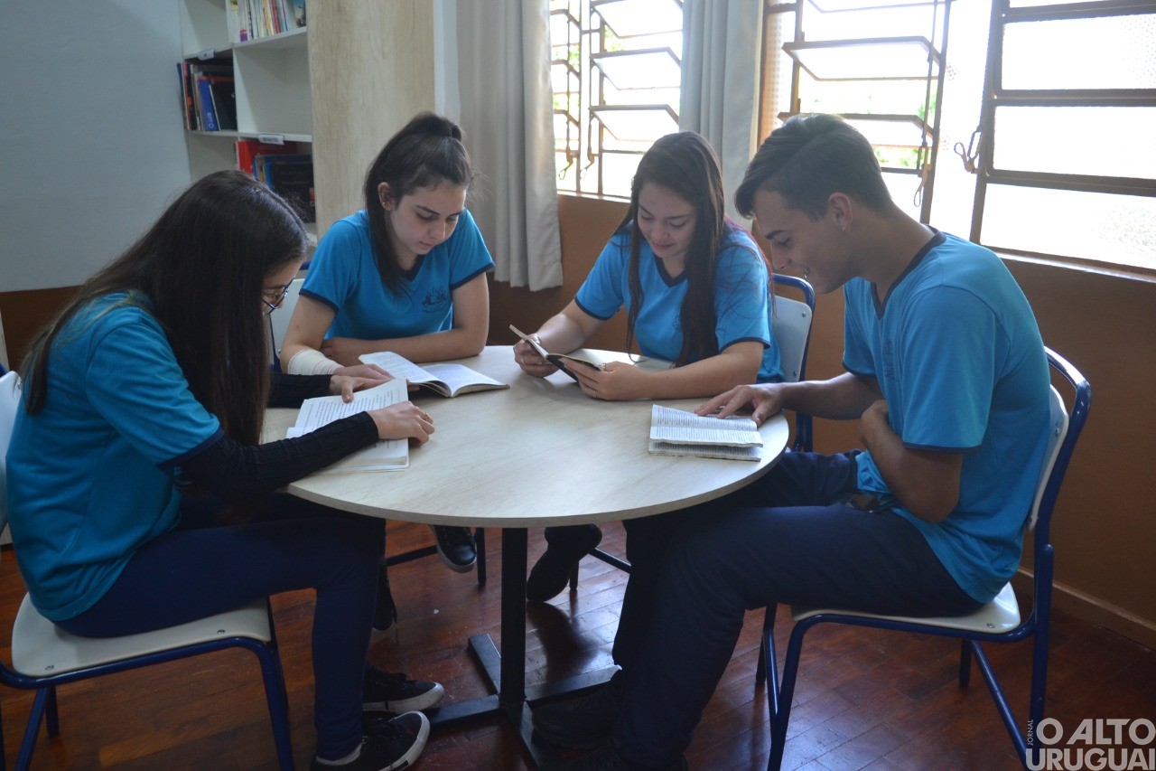 Escola Mathias Balduíno Huppes de Cristal do Sul reinaugura biblioteca