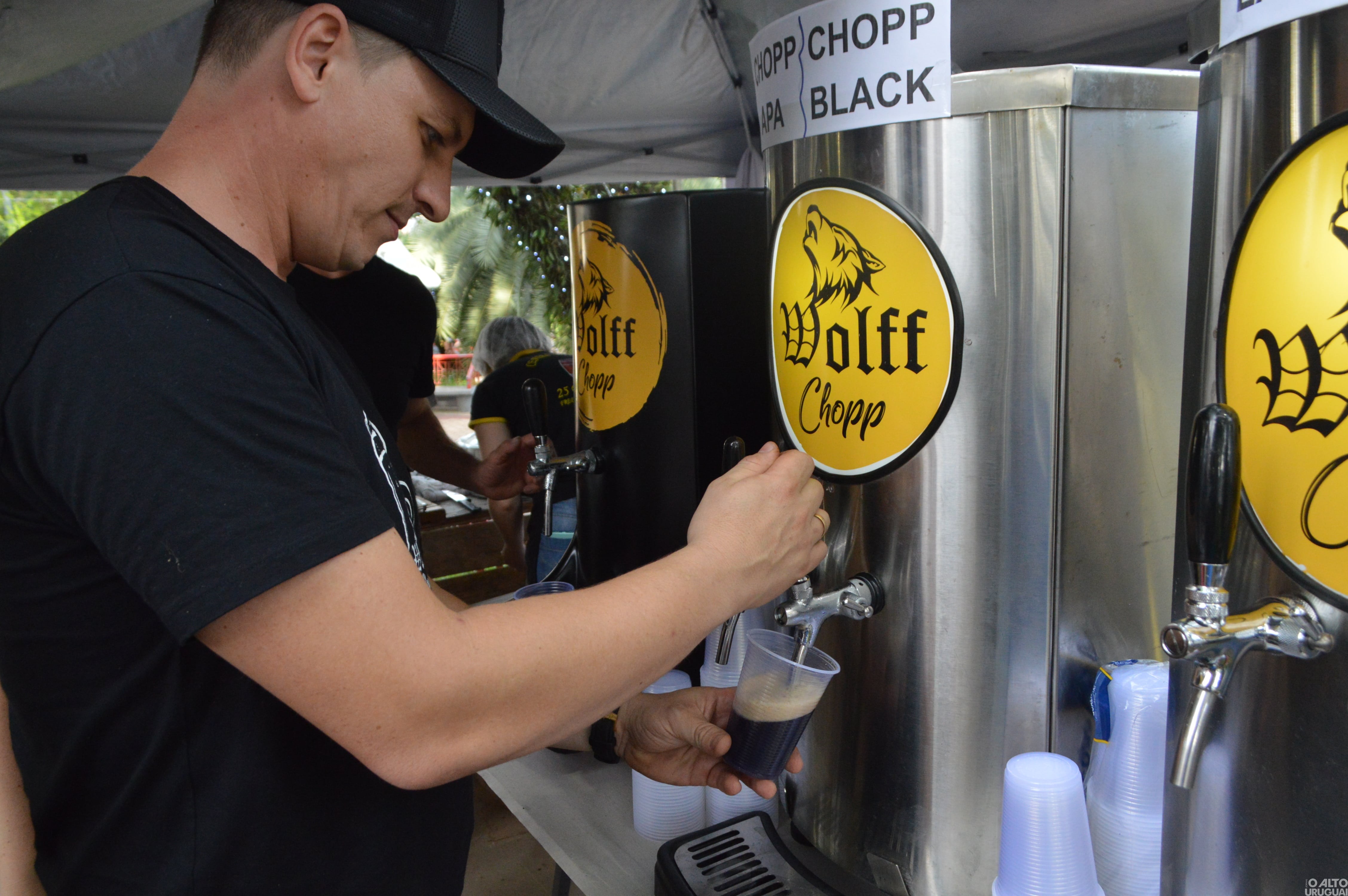 Biergarten diverte público no Frederico em Luz