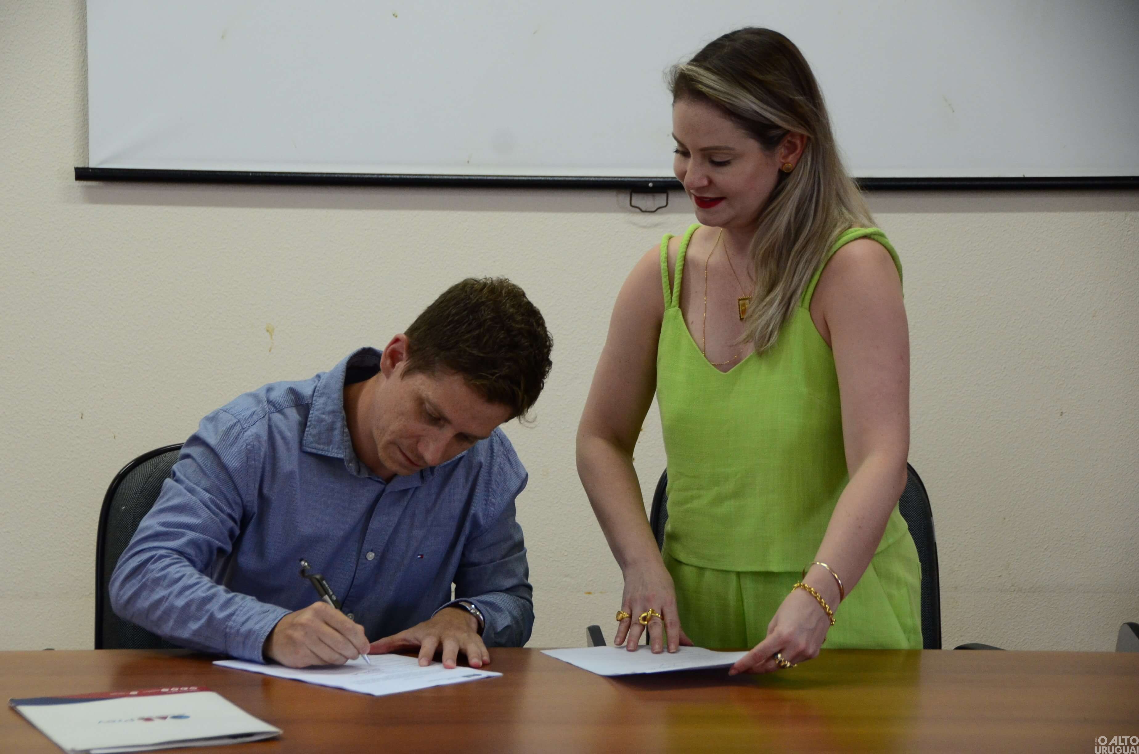 Nova diretoria da Subseção de FW da OAB assina termo de posse