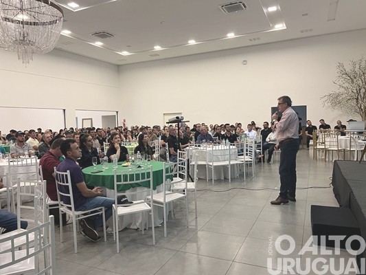 Cotrifred reúne mais de 300 produtores em FW para debater sobre bovinocultura de leite