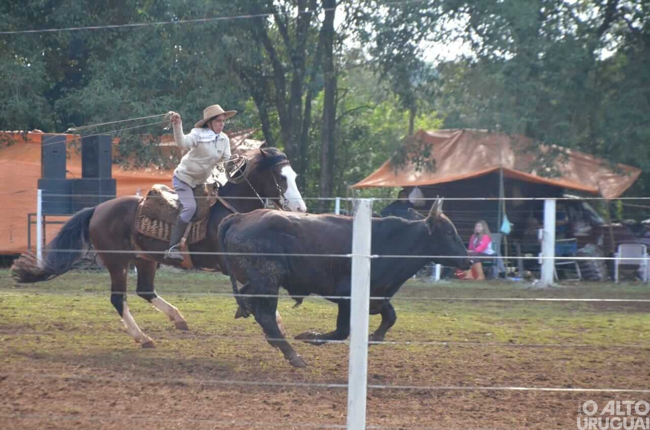 Mulheres dão show no Duelo de Prendas Bibiana Cambará nas provas do Rodeio Crioulo de FW