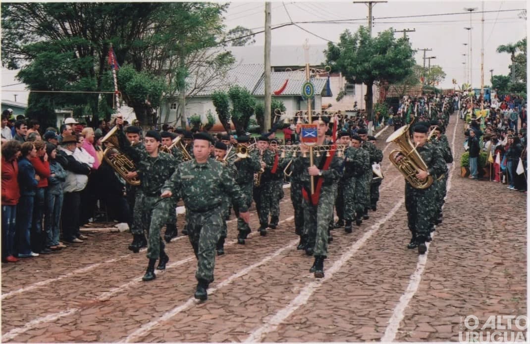Desfile cívico é realizado em Vista Alegre após 20 anos