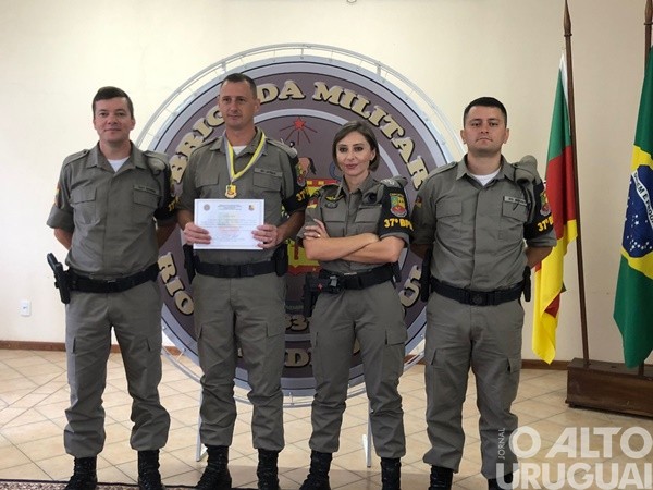 Autoridades são homenageadas pelo 37º BPM