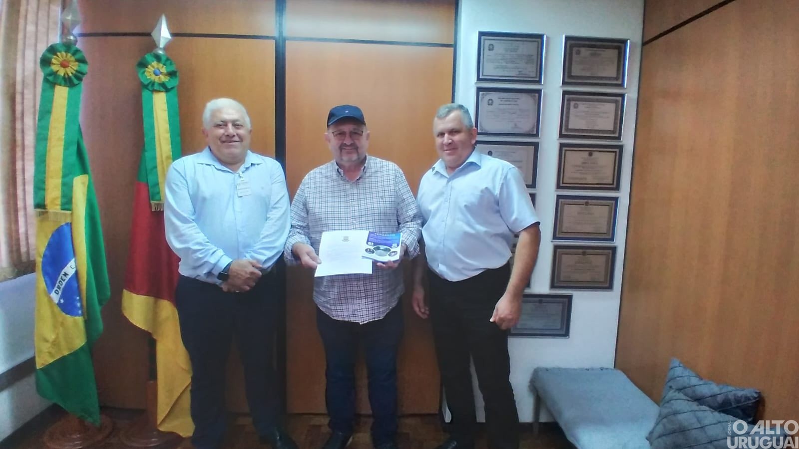 Prefeito de Alpestre entrega convites a autoridades em Porto Alegre para evento dos 61 anos do município