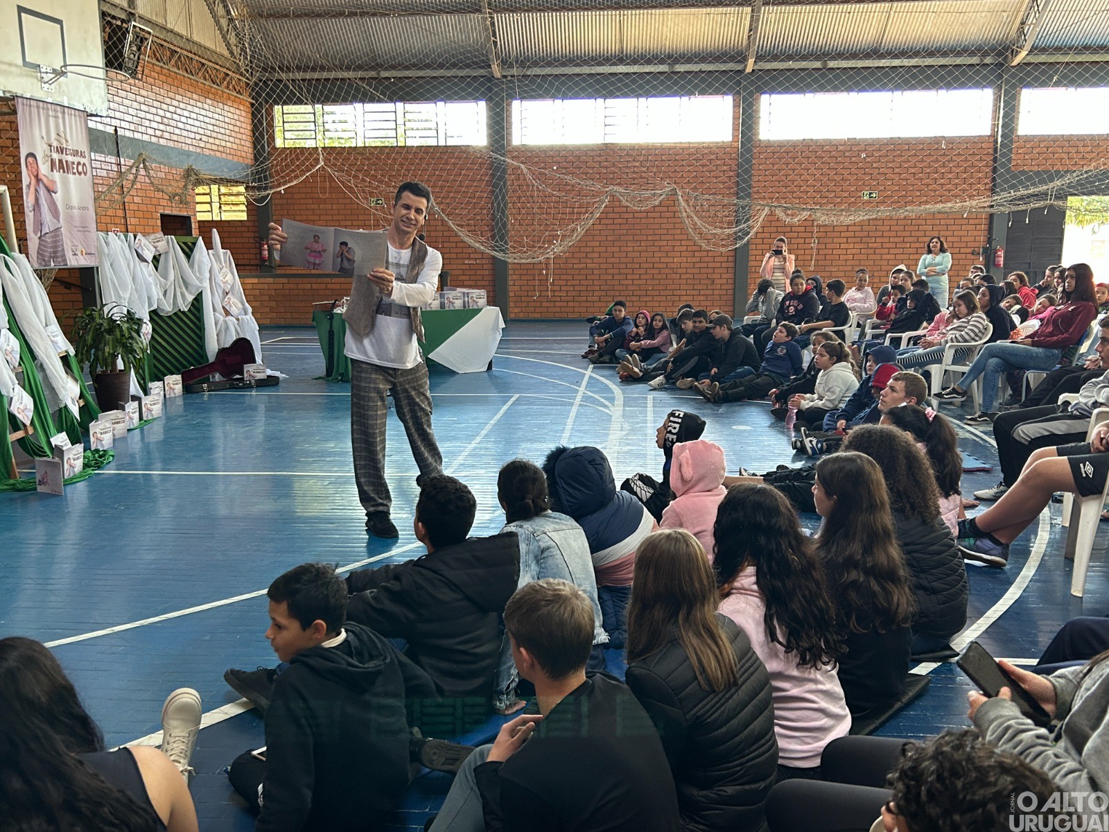Danilo Gregory apresenta espetáculo “As Travessuras do Maneco” para rede de ensino de FW