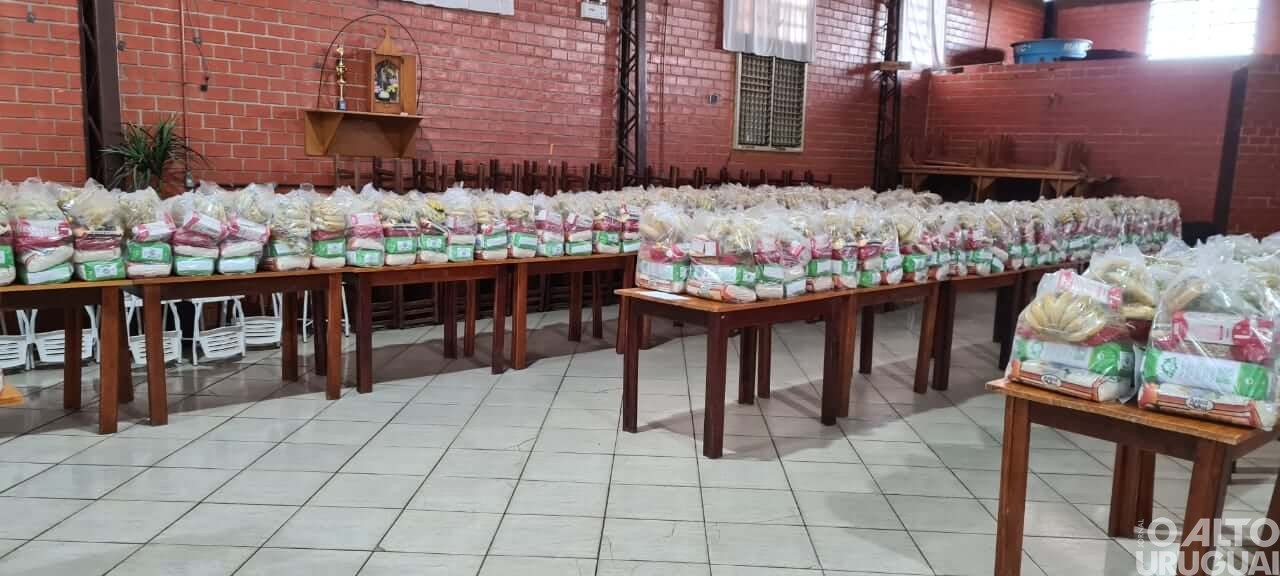 Pinheirinho do Vale: kits de alimentos são entregues a alunos