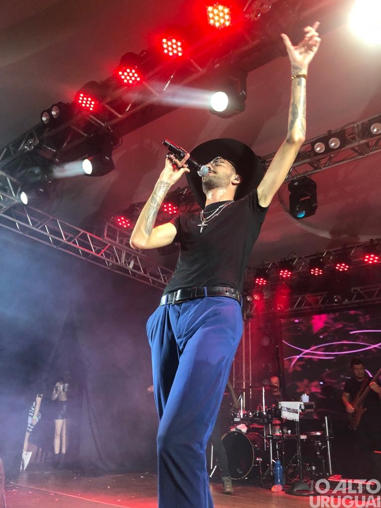 Sertanejo Luan Pereira reúne grande público em show em FW