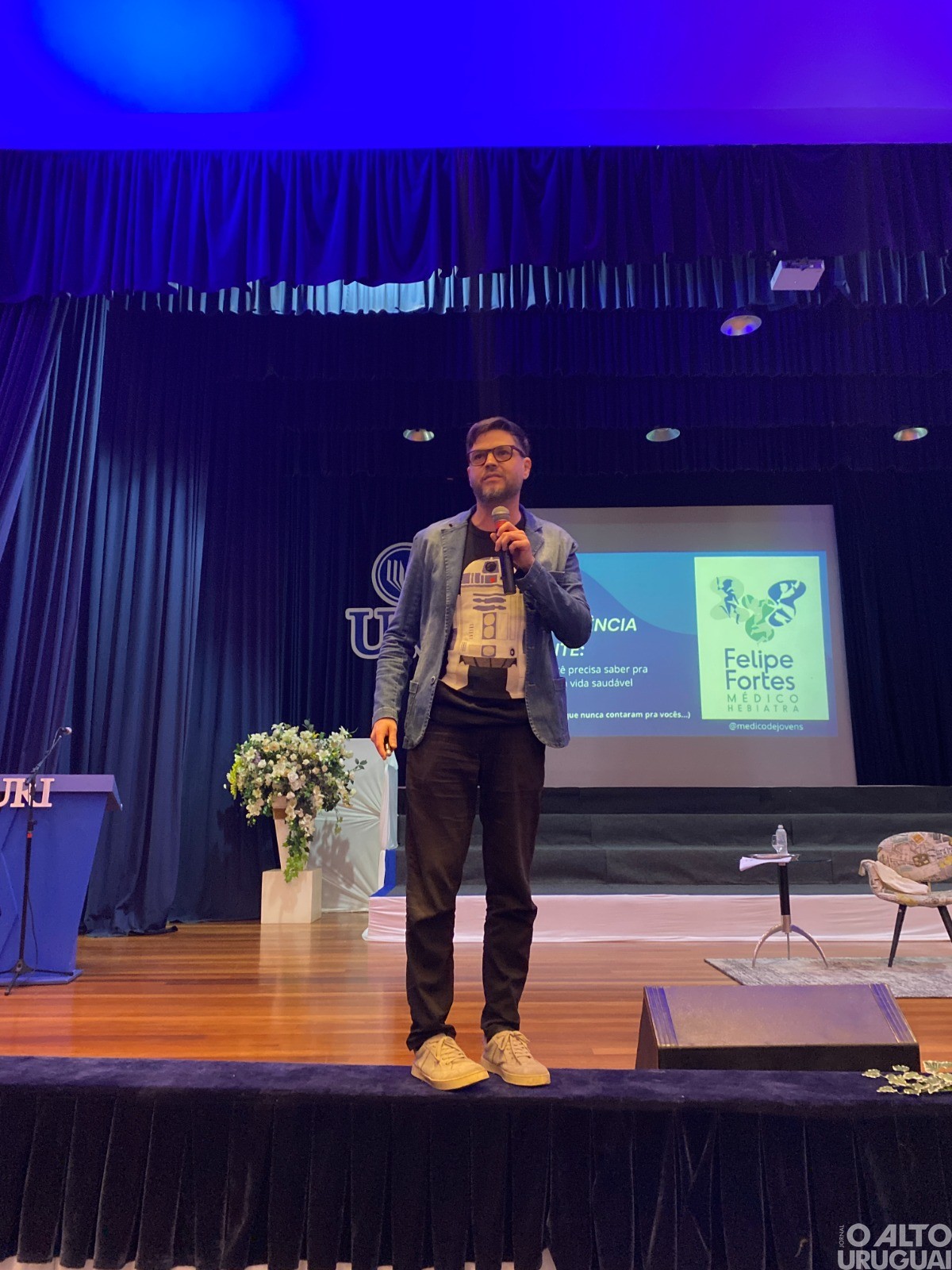 Mais de 1,4 mil adolescentes participam de palestra com hebiatra