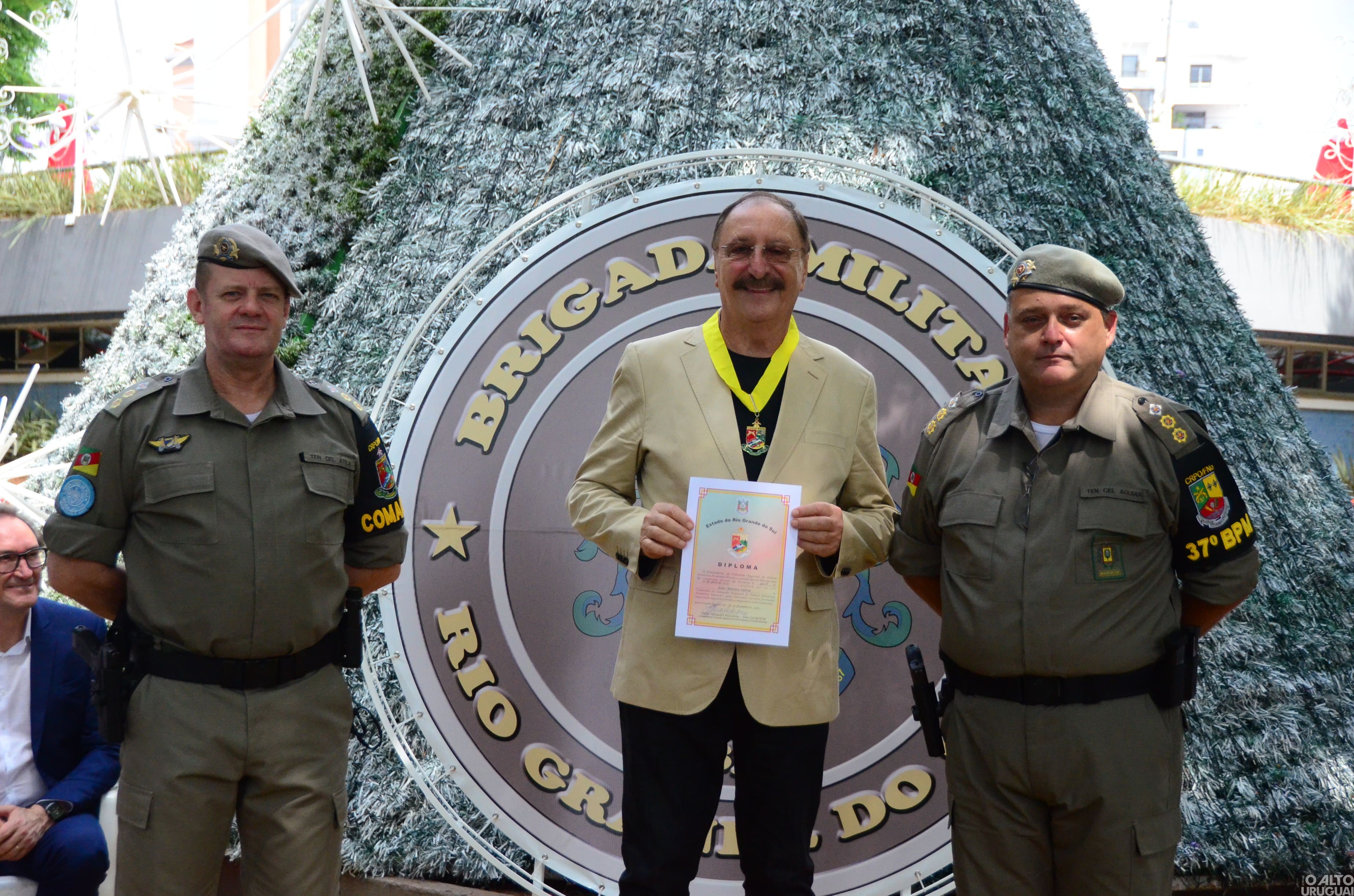 37º BPM realiza cerimônia de entrega de comendas a homenageados