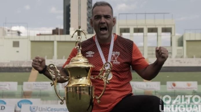 Leão da Colina oficializa novo treinador