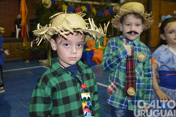 Festa Junina da Escola Irmã Odila Lehnen reúne comunidade em noite de alegria e tradição