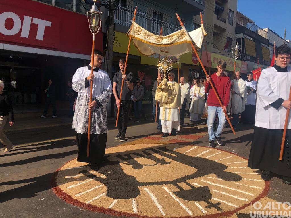 Fiéis celebram Corpus Christi em FW