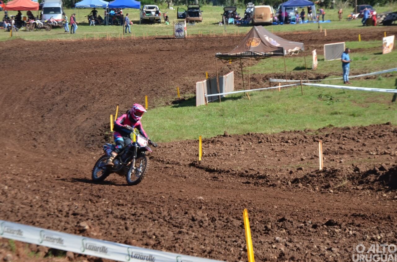Pilotos do RS e SC disputam provas de velocross em Taquaruçu do Sul