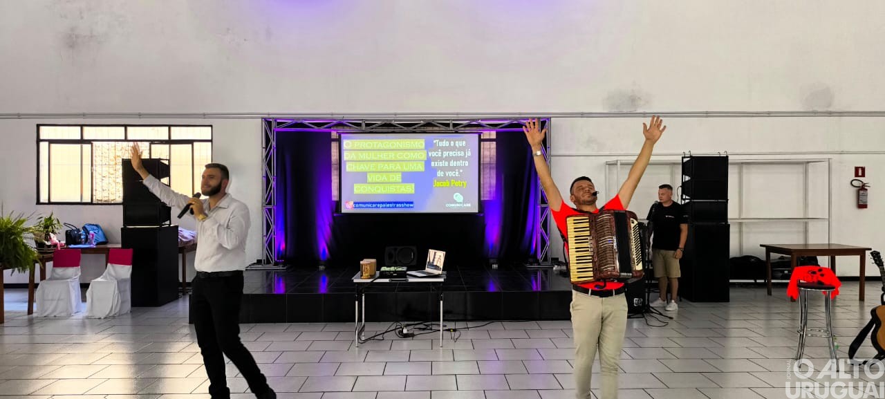 Mulheres lotam salão paroquial de Planalto