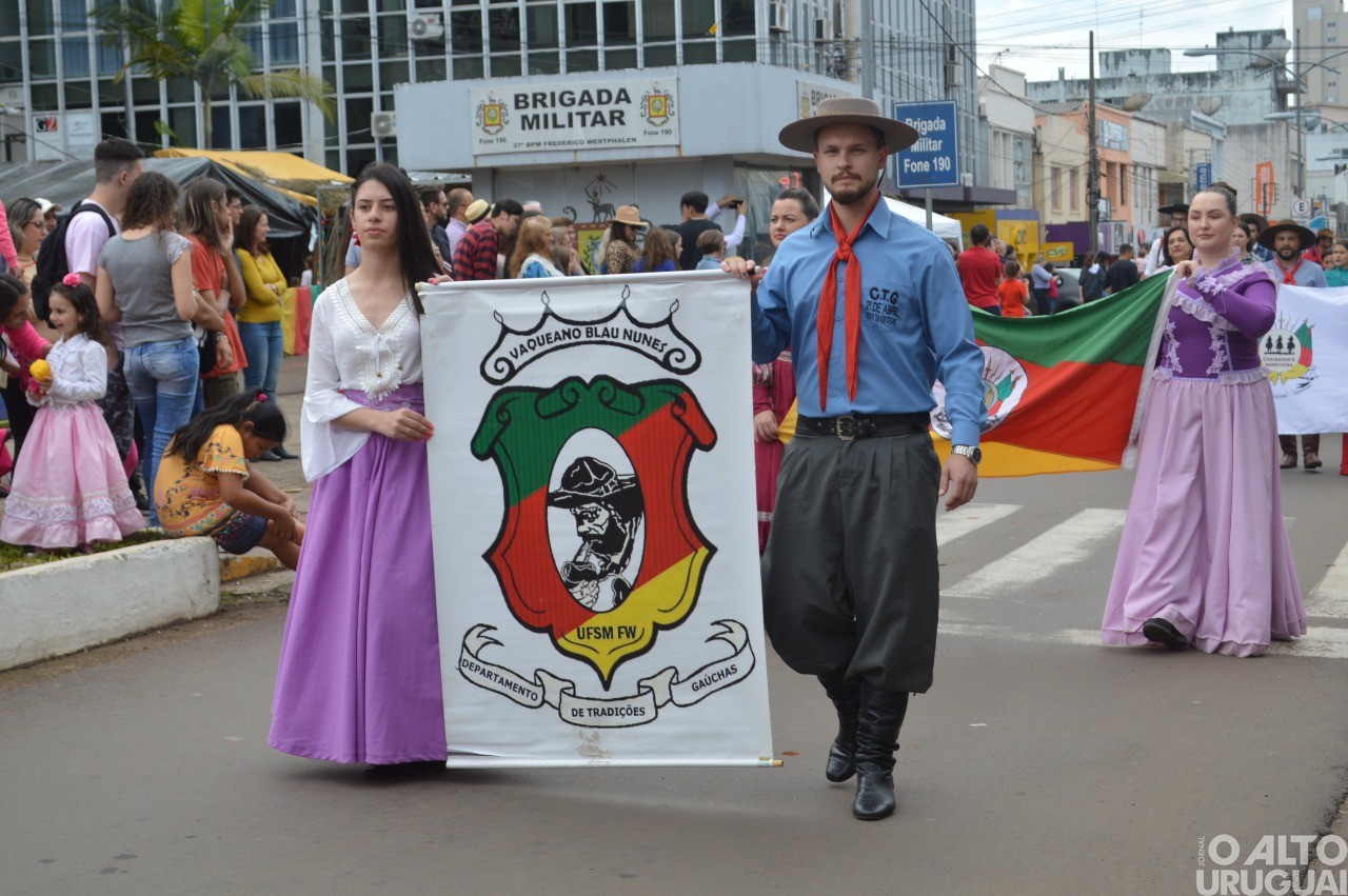 Desfile Farroupilha encerra festejos de FW