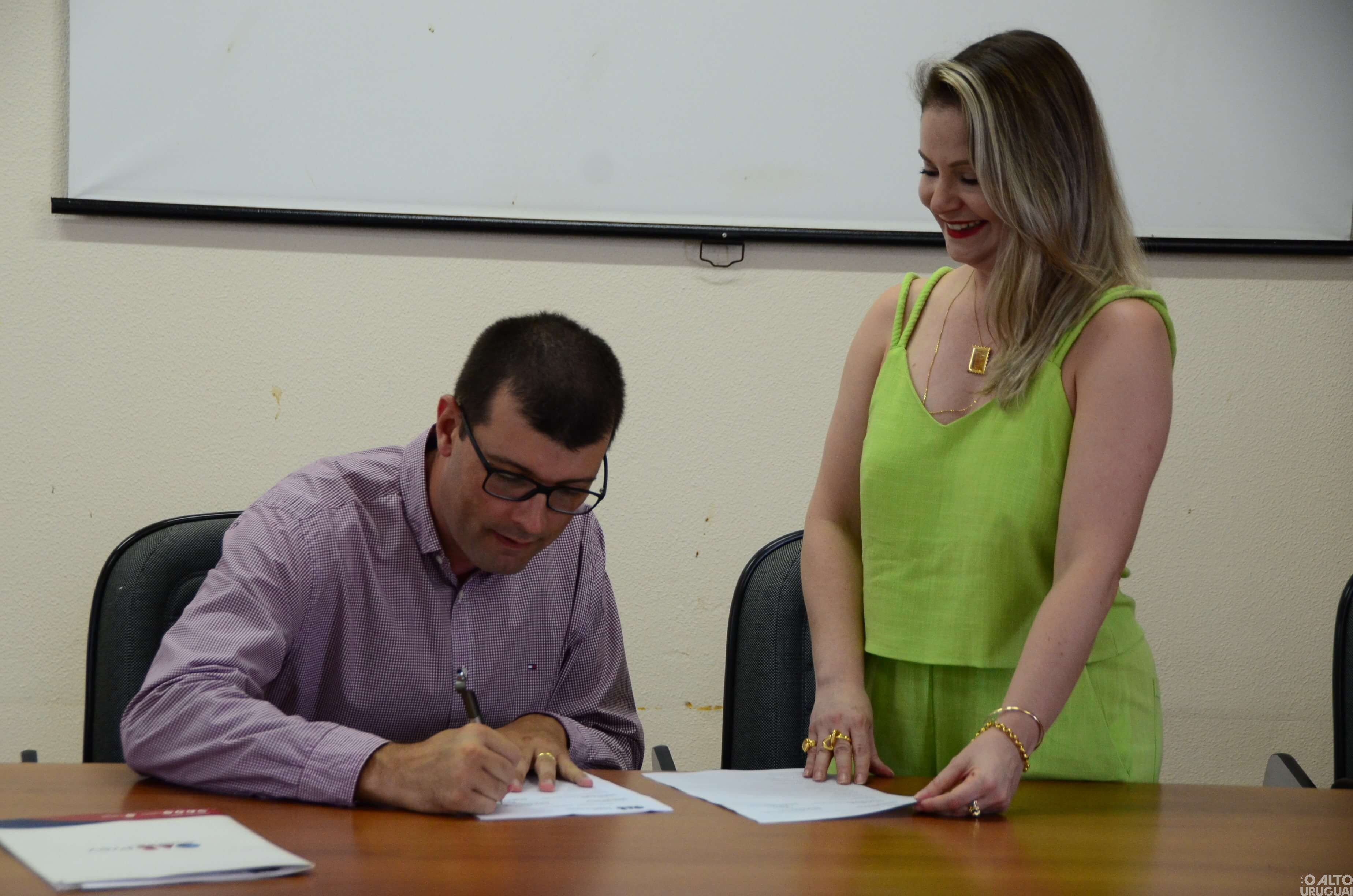 Nova diretoria da Subseção de FW da OAB assina termo de posse