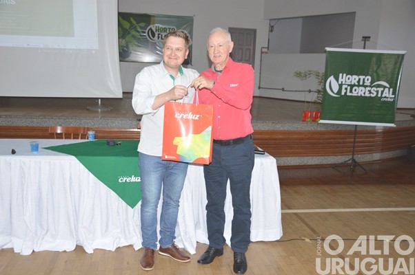 Evento realizado pela Creluz em Pinhal marca o Dia da Árvore