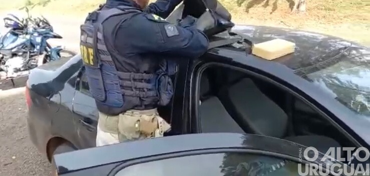 Mulher é presa com dois quilos de cocaína em veículo com placa de FW