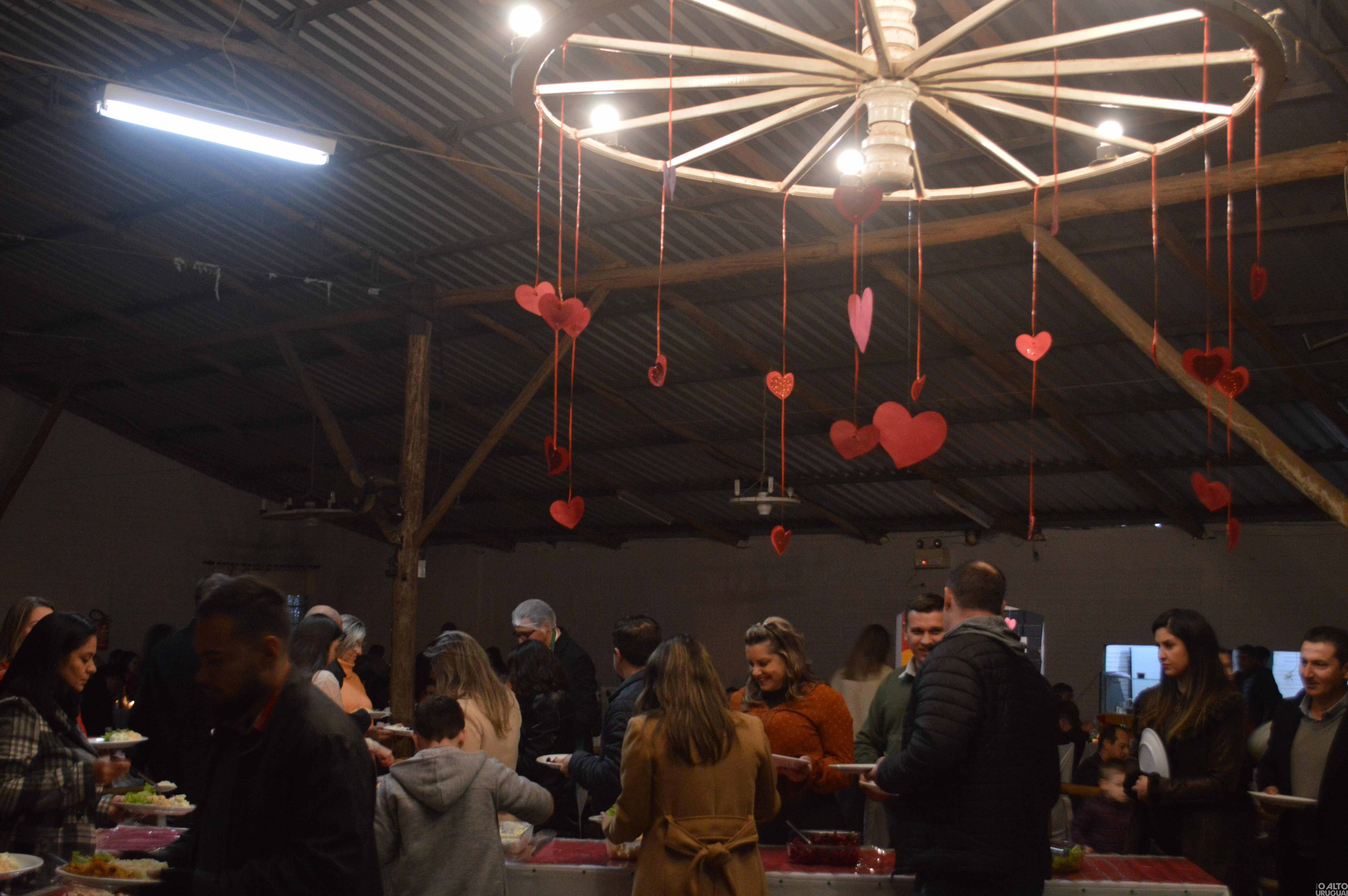 Noite do Galanteio reúne casais no CTG Rodeio da Querência