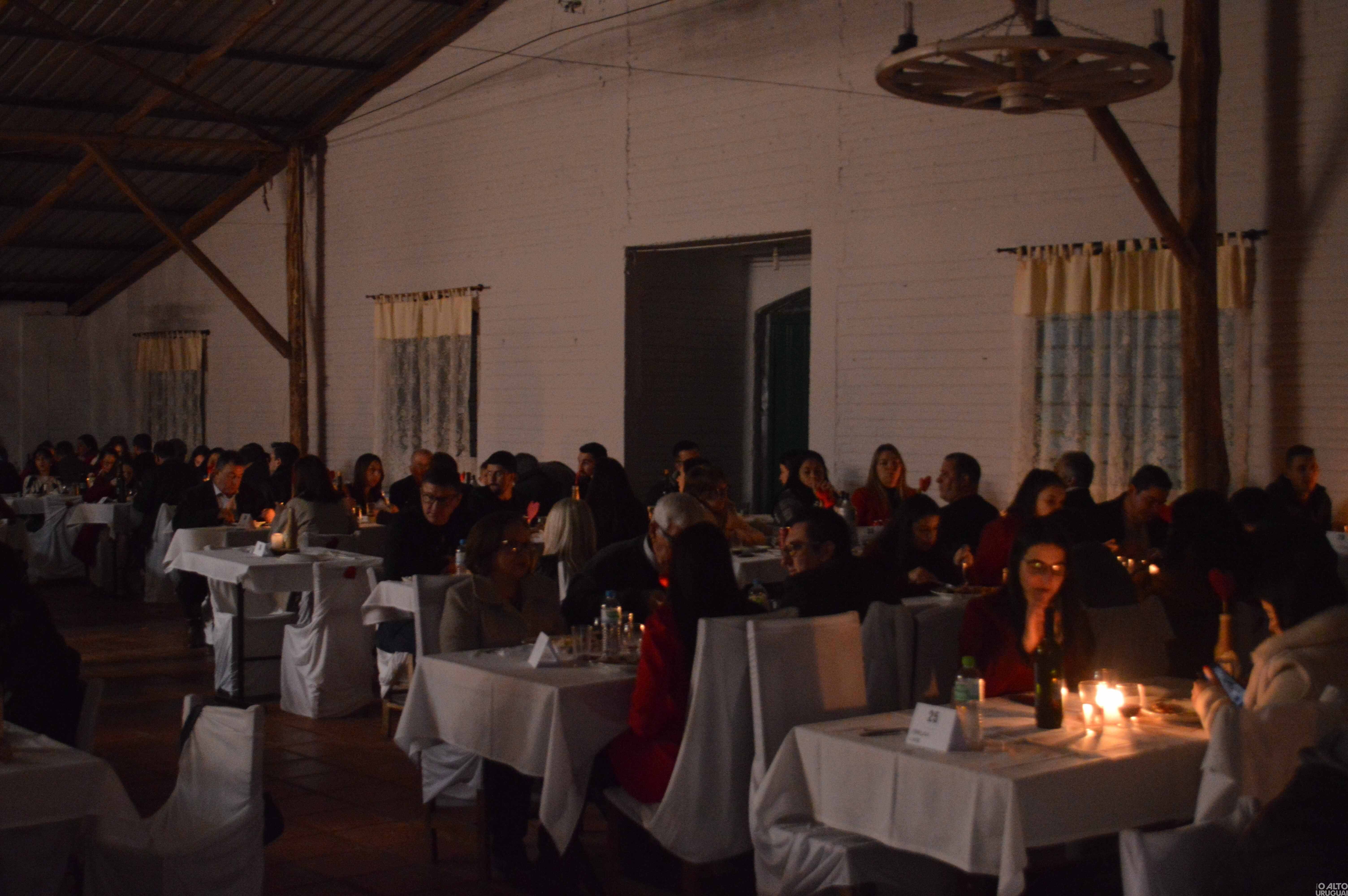 Noite do Galanteio reúne casais no CTG Rodeio da Querência