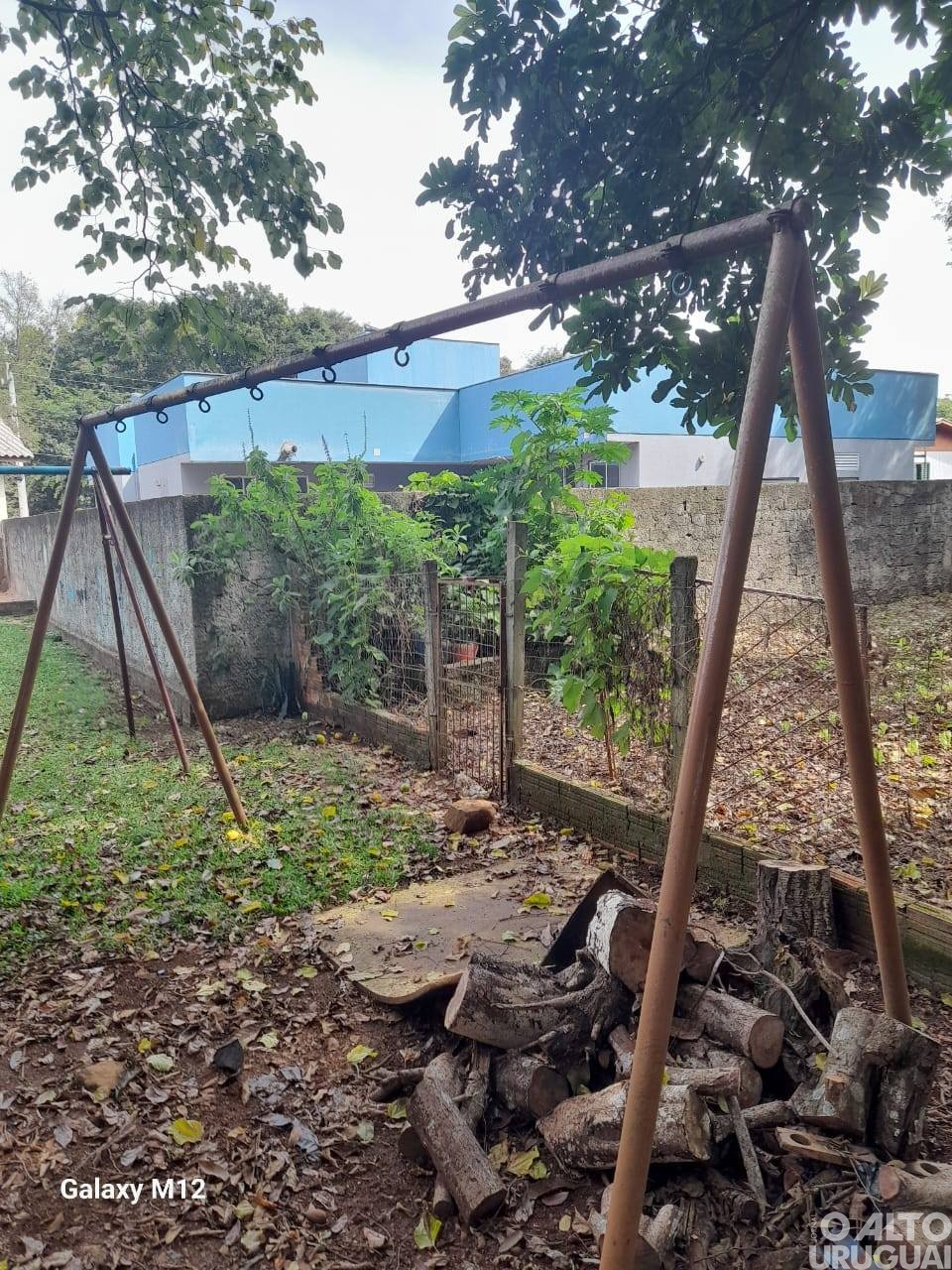 Recuperados brinquedos na pracinha da Escola Pedro Sarturi em Cristal do Sul
