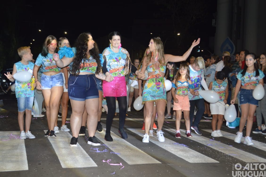 Desfile de rua do Carnaval Regional de Iraí reúne grande público