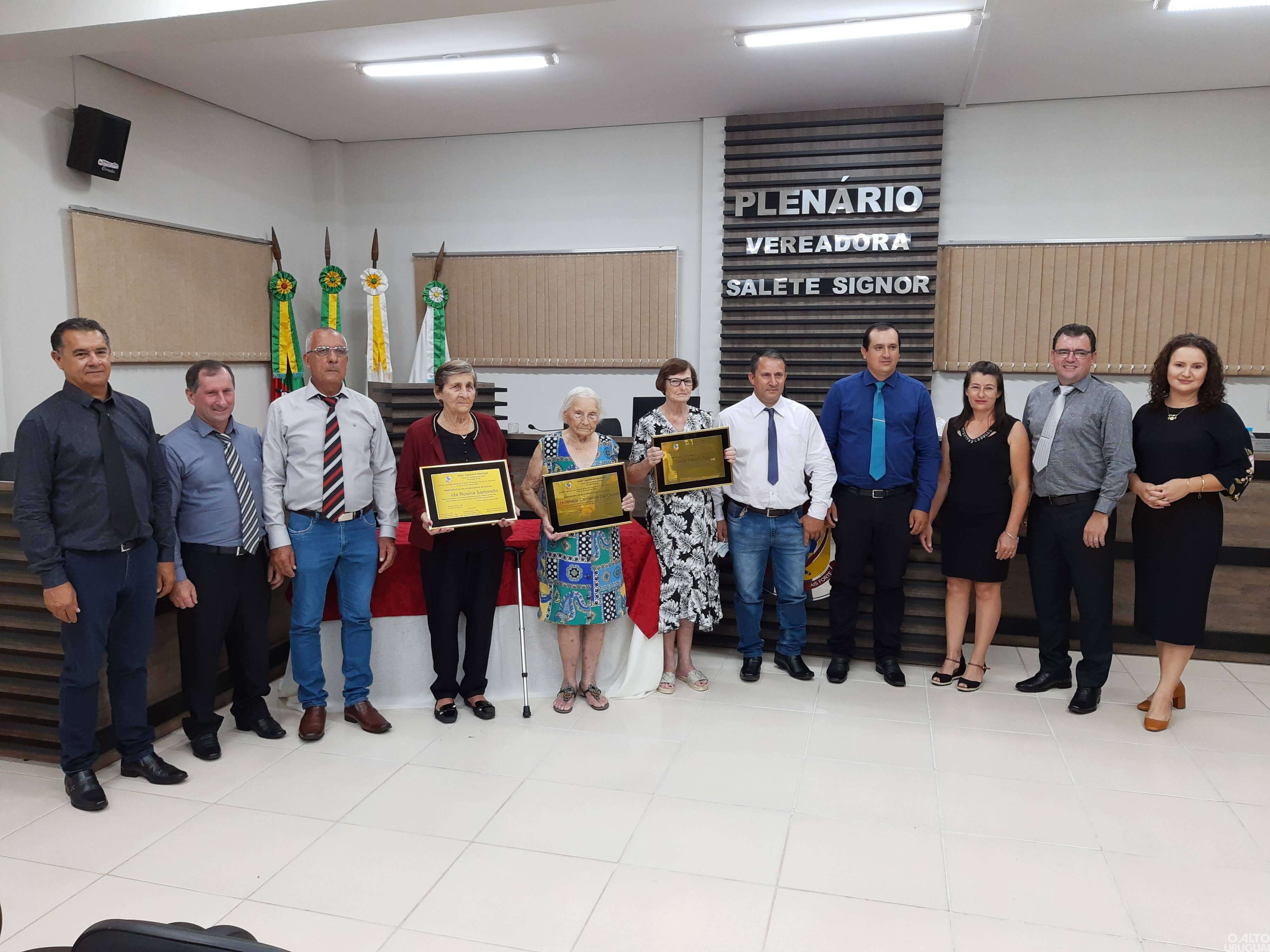 Poder Legislativo de Pinhal realiza sessão solene em homenagem às mulheres