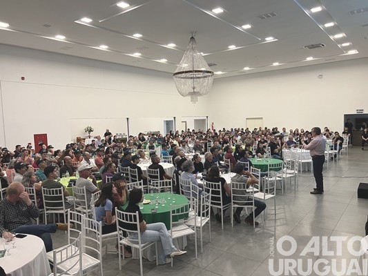 Cotrifred reúne mais de 300 produtores em FW para debater sobre bovinocultura de leite