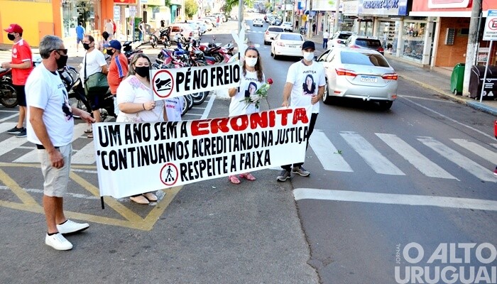 Familiares de Eronita da Silva realizam manifestação pacífica no centro de FW