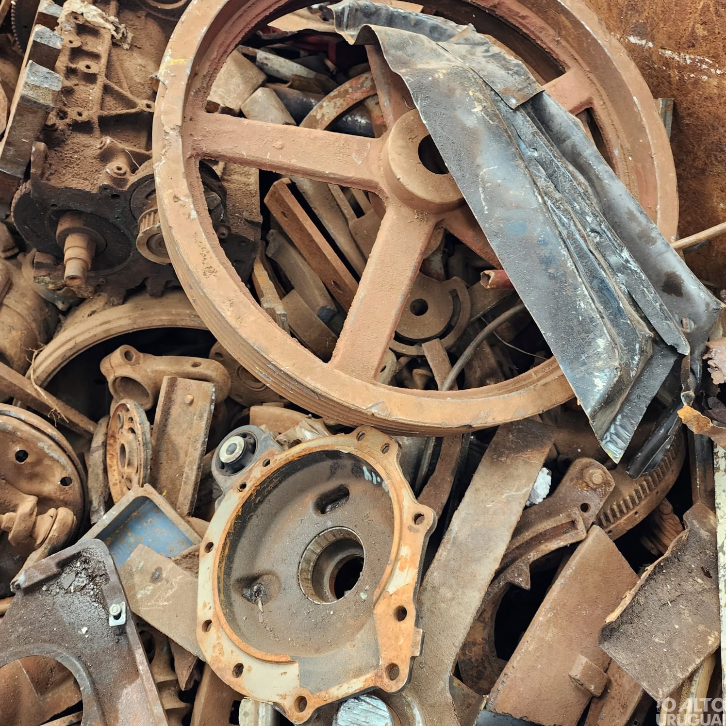 Polícia realiza operação contra furtos de ferros