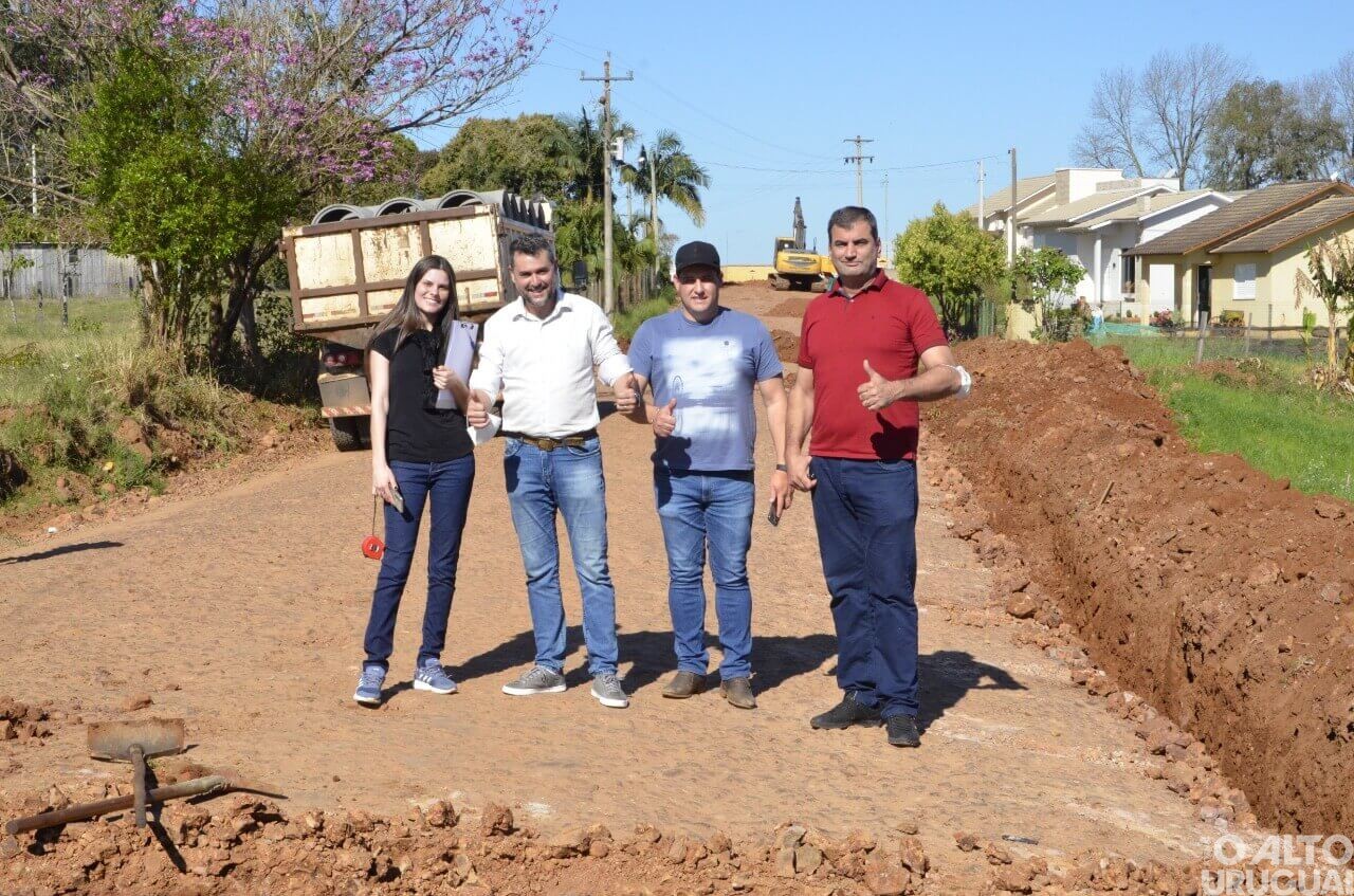 Caiçara : Iniciam obras de pavimentação asfáltica da rua Dom Pedro I
