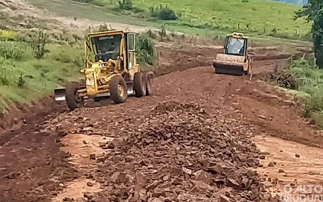 Pinhal investe na recuperação e melhoria das estradas