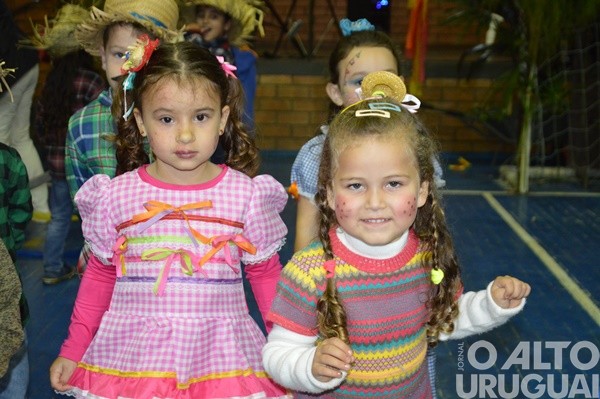 Festa Junina da Escola Irmã Odila Lehnen reúne comunidade em noite de alegria e tradição